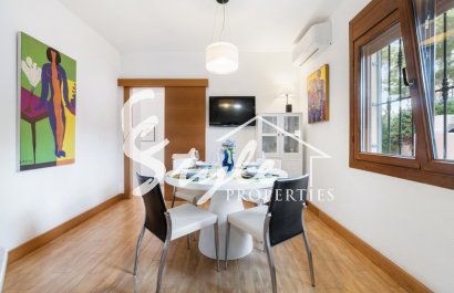 Купить отдельную виллу на море с прекрасным садом и бассейном в Los Balcones, Торревьеха, на Коста Бланке. ID 4254