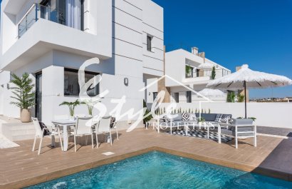 На продажу новая вилла у моря на Коста Бланке 