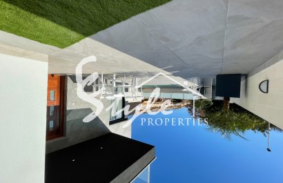 For sale new spacious villas with pool and garage in Los Altos