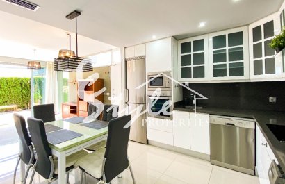 Продается современная 3-комнатная квартира на первом этаже с садом в Пунта Прима, Ориуэла Коста. ID2688