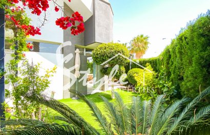 Продается современная 3-комнатная квартира на первом этаже с садом в Пунта Прима, Ориуэла Коста. ID2688