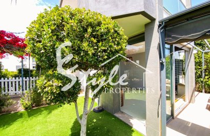 Продается современная 3-комнатная квартира на первом этаже с садом в Пунта Прима, Ориуэла Коста. ID2688