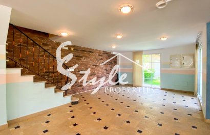 В продаже эксклюзивная вилла класса люкс с большим участком в Вилламартин, Коста Бланка, Испания. ID3484