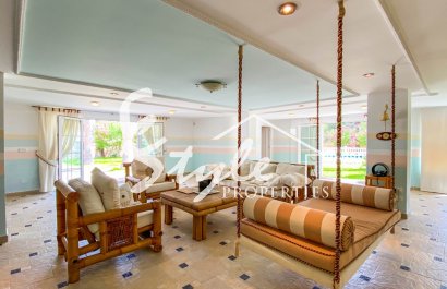 В продаже эксклюзивная вилла класса люкс с большим участком в Вилламартин, Коста Бланка, Испания. ID3484