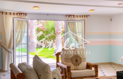 В продаже эксклюзивная вилла класса люкс с большим участком в Вилламартин, Коста Бланка, Испания. ID3484