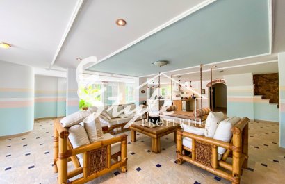 В продаже эксклюзивная вилла класса люкс с большим участком в Вилламартин, Коста Бланка, Испания. ID3484