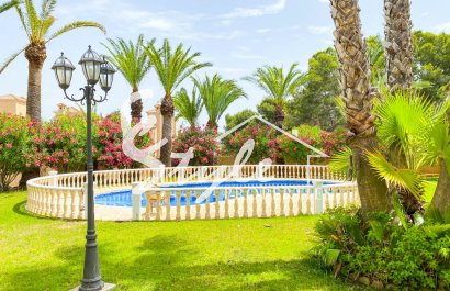 В продаже эксклюзивная вилла класса люкс с большим участком в Вилламартин, Коста Бланка, Испания. ID3484