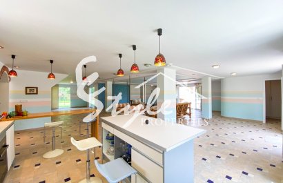 В продаже эксклюзивная вилла класса люкс с большим участком в Вилламартин, Коста Бланка, Испания. ID3484