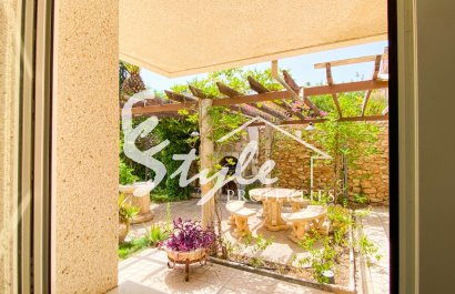 В продаже эксклюзивная вилла класса люкс с большим участком в Вилламартин, Коста Бланка, Испания. ID3484