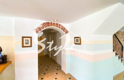 В продаже эксклюзивная вилла класса люкс с большим участком в Вилламартин, Коста Бланка, Испания. ID3484