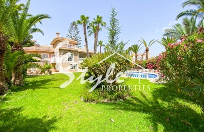 В продаже эксклюзивная вилла класса люкс с большим участком в Вилламартин, Коста Бланка, Испания. ID3484