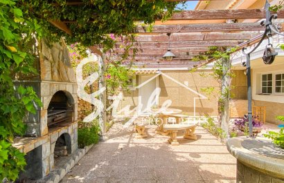 В продаже эксклюзивная вилла класса люкс с большим участком в Вилламартин, Коста Бланка, Испания. ID3484