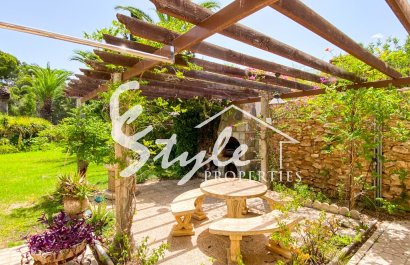 В продаже эксклюзивная вилла класса люкс с большим участком в Вилламартин, Коста Бланка, Испания. ID3484