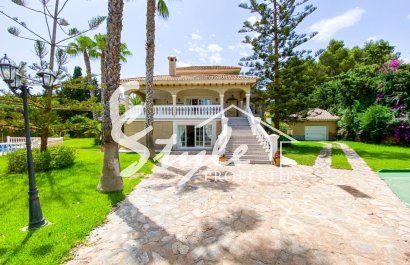 В продаже эксклюзивная вилла класса люкс с большим участком в Вилламартин, Коста Бланка, Испания. ID3484