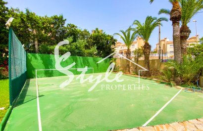 В продаже эксклюзивная вилла класса люкс с большим участком в Вилламартин, Коста Бланка, Испания. ID3484