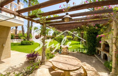 В продаже эксклюзивная вилла класса люкс с большим участком в Вилламартин, Коста Бланка, Испания. ID3484