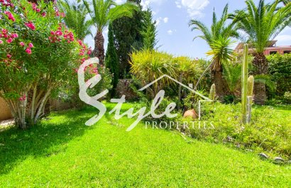 В продаже эксклюзивная вилла класса люкс с большим участком в Вилламартин, Коста Бланка, Испания. ID3484