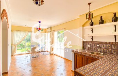 В продаже эксклюзивная вилла класса люкс с большим участком в Вилламартин, Коста Бланка, Испания. ID3484