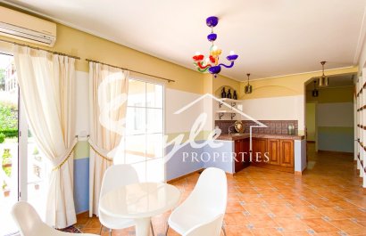 В продаже эксклюзивная вилла класса люкс с большим участком в Вилламартин, Коста Бланка, Испания. ID3484