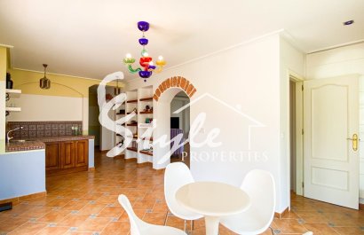 В продаже эксклюзивная вилла класса люкс с большим участком в Вилламартин, Коста Бланка, Испания. ID3484