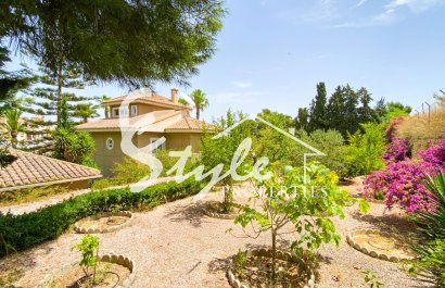 В продаже эксклюзивная вилла класса люкс с большим участком в Вилламартин, Коста Бланка, Испания. ID3484