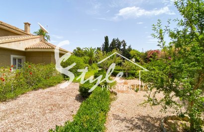 В продаже эксклюзивная вилла класса люкс с большим участком в Вилламартин, Коста Бланка, Испания. ID3484