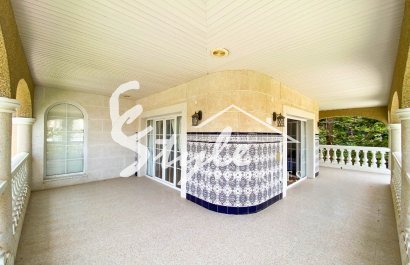 В продаже эксклюзивная вилла класса люкс с большим участком в Вилламартин, Коста Бланка, Испания. ID3484