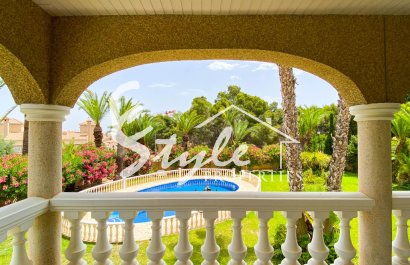 В продаже эксклюзивная вилла класса люкс с большим участком в Вилламартин, Коста Бланка, Испания. ID3484