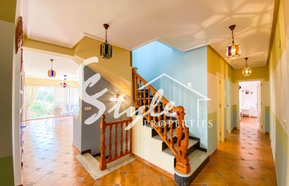 В продаже эксклюзивная вилла класса люкс с большим участком в Вилламартин, Коста Бланка, Испания. ID3484