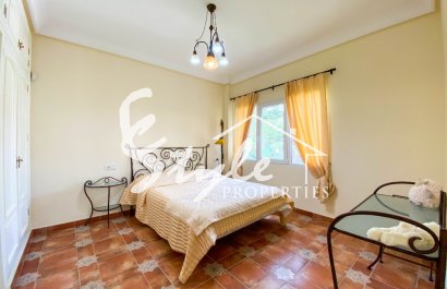 В продаже эксклюзивная вилла класса люкс с большим участком в Вилламартин, Коста Бланка, Испания. ID3484