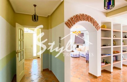 В продаже эксклюзивная вилла класса люкс с большим участком в Вилламартин, Коста Бланка, Испания. ID3484