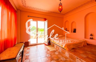 В продаже эксклюзивная вилла класса люкс с большим участком в Вилламартин, Коста Бланка, Испания. ID3484