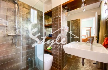 В продаже эксклюзивная вилла класса люкс с большим участком в Вилламартин, Коста Бланка, Испания. ID3484