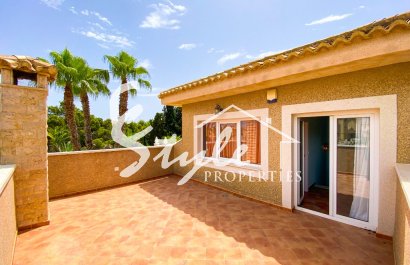 В продаже эксклюзивная вилла класса люкс с большим участком в Вилламартин, Коста Бланка, Испания. ID3484