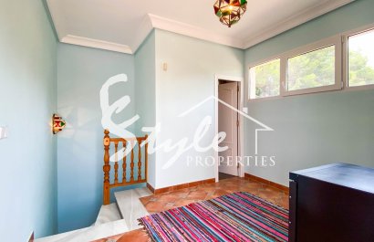 В продаже эксклюзивная вилла класса люкс с большим участком в Вилламартин, Коста Бланка, Испания. ID3484