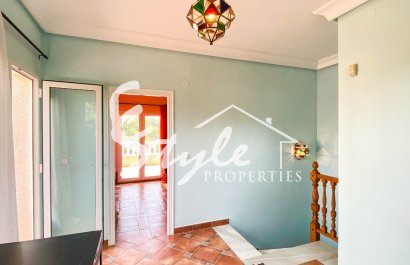 В продаже эксклюзивная вилла класса люкс с большим участком в Вилламартин, Коста Бланка, Испания. ID3484