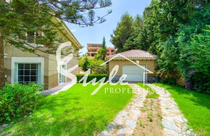 В продаже эксклюзивная вилла класса люкс с большим участком в Вилламартин, Коста Бланка, Испания. ID3484