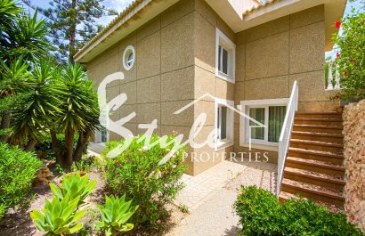 В продаже эксклюзивная вилла класса люкс с большим участком в Вилламартин, Коста Бланка, Испания. ID3484