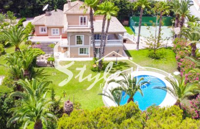 В продаже эксклюзивная вилла класса люкс с большим участком в Вилламартин, Коста Бланка, Испания. ID3484