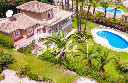 В продаже эксклюзивная вилла класса люкс с большим участком в Вилламартин, Коста Бланка, Испания. ID3484