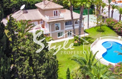 В продаже эксклюзивная вилла класса люкс с большим участком в Вилламартин, Коста Бланка, Испания. ID3484