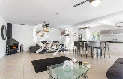 Купить виллу с бассейном и садом около гольфа в  Катраль на побережье Коста Бланка. ID 4924