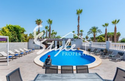 Купить виллу с бассейном и садом около гольфа в  Катраль на побережье Коста Бланка. ID 4924