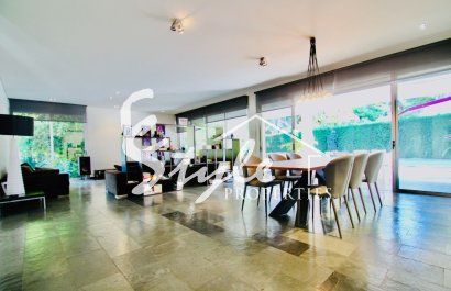 Купить отдельную виллу на море с прекрасным садом и бассейном в Los Balcones, Торревьеха, на Коста Бланке. ID 4947