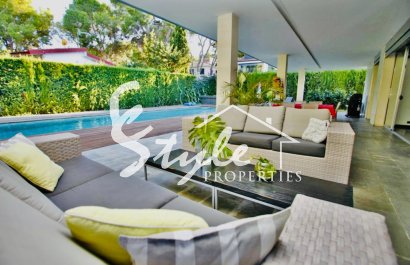 Купить отдельную виллу на море с прекрасным садом и бассейном в Los Balcones, Торревьеха, на Коста Бланке. ID 4947