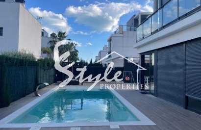 Купить виллу рядом с морем в Ломас де Кабо Роиг, Ориуэла Коста на Коста Бланке. ID 4994