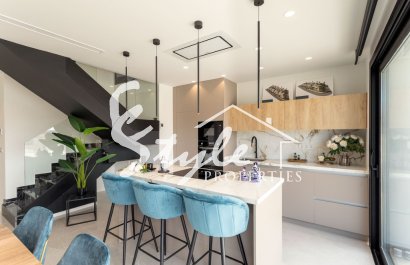 Se vende villa nueva con 3 dormitorios junto al Benidorm en Costa Blanca. ID: ON1138