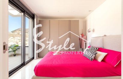 Se vende villa nueva con 3 dormitorios junto al Benidorm en Costa Blanca. ID: ON1138