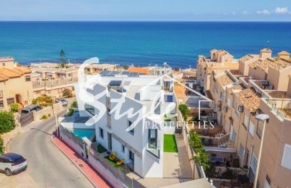 Продается новая вилла с бассейном, в 150m от моря в La Mata.ON1350 