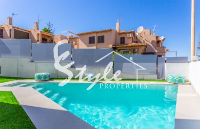 Продается новая вилла с бассейном, в 150m от моря в La Mata.ON1350 